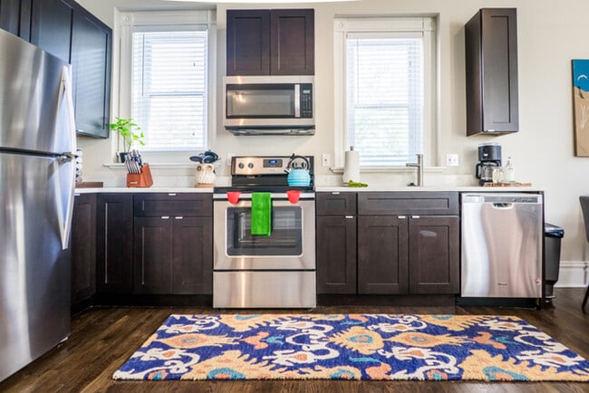 Building Photo - Updated 3Bd 2Bth Condominium in the Heart ...