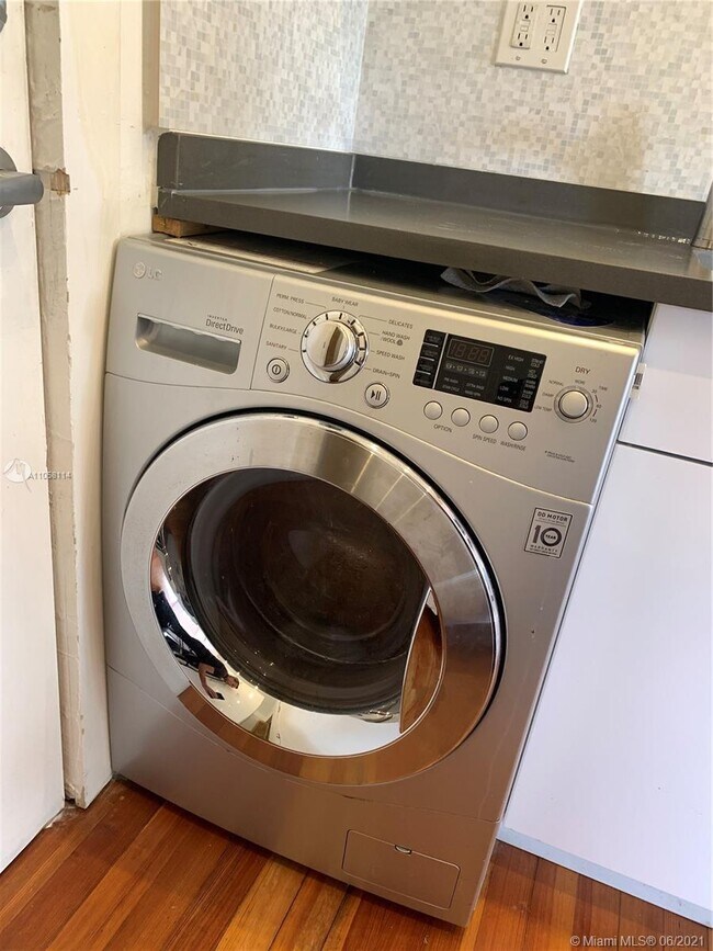 Building Photo - 2463 Pine Tree Dr