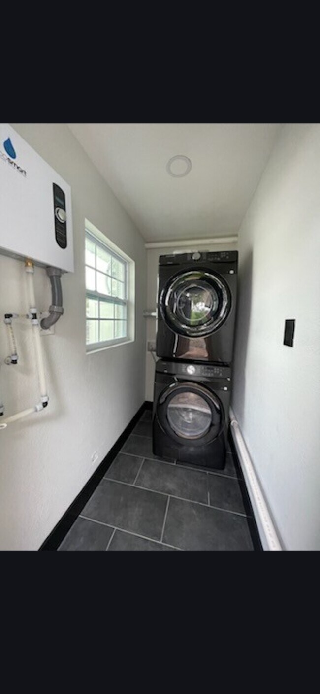 Foto del edificio - 7009 Kingsbury Cir