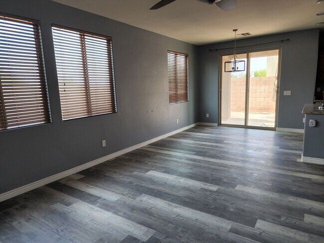 Building Photo - Rare 4 bedroom, 2 bathroom single level Qu...