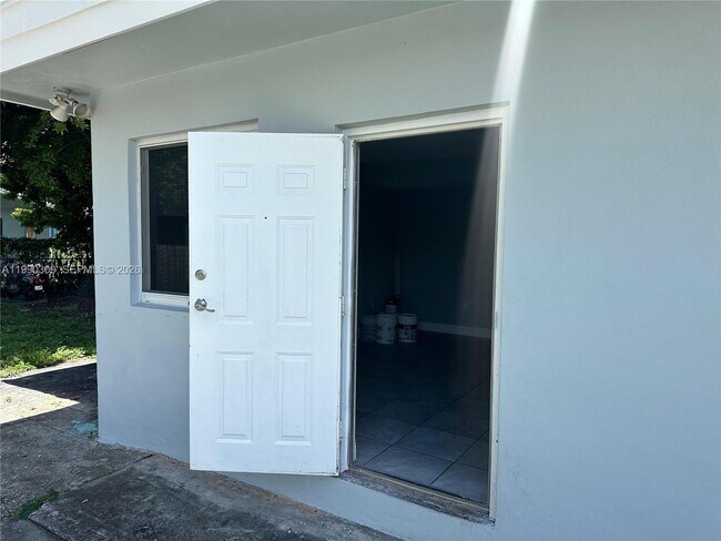 Foto del edificio - 6801 NW 2nd Ct