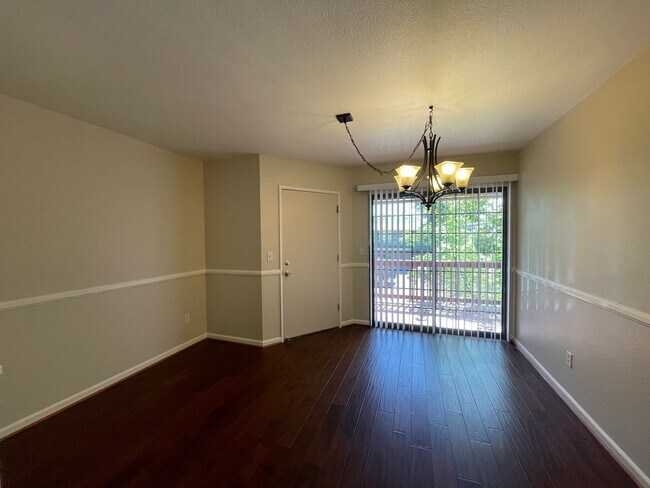 Foto del edificio - Exceptionally Roomy Upstairs 2 Bed 2 Bath Duplex! Dishwasher, Garage, Washer/Dryer Hookups