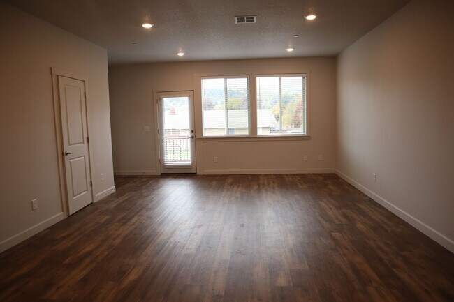 Building Photo - Like New Woodland Townhome for Lease - 180...