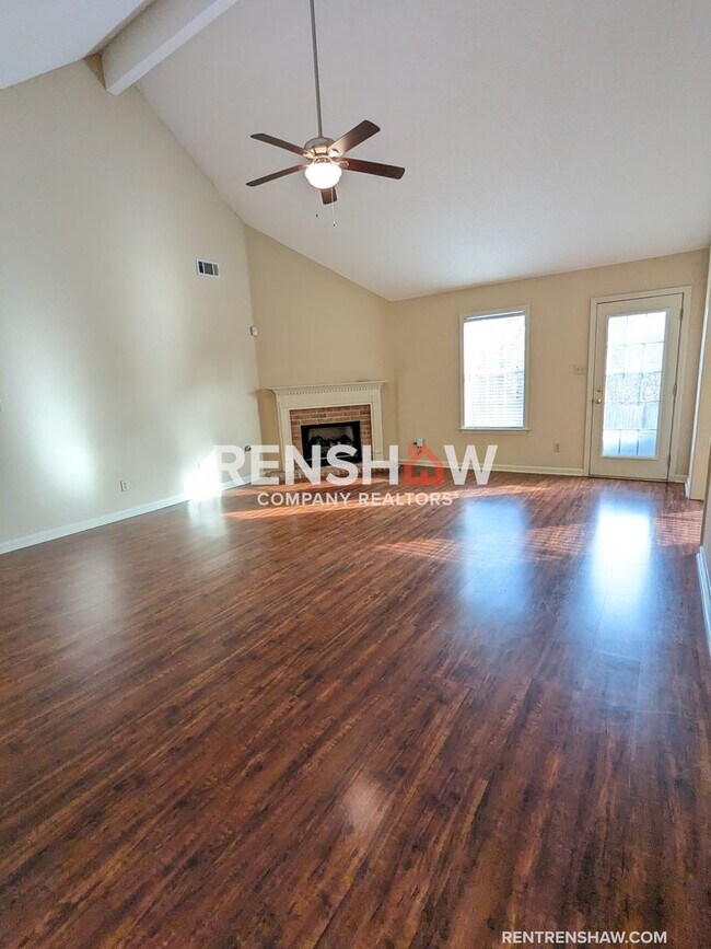 Foto del edificio - 1400 River Bank Dr.- 4 bed / 3 bath - Stun...