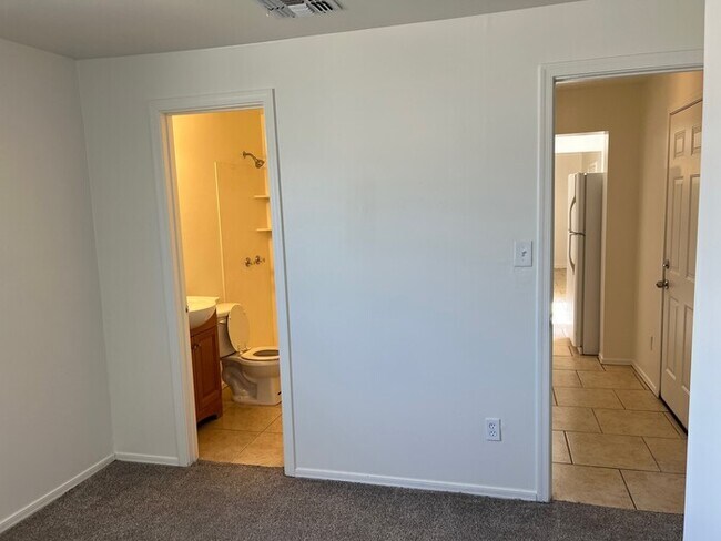 Foto del edificio - 2138 W Lewis Ave