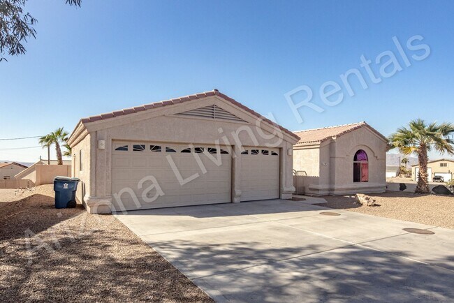 Building Photo - 3 BEDROOM POOL HOME WITH CASITA