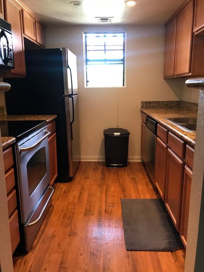 Building Photo - 1/2 Mile to Good Schools, Pool/Spa/Sauna, ...