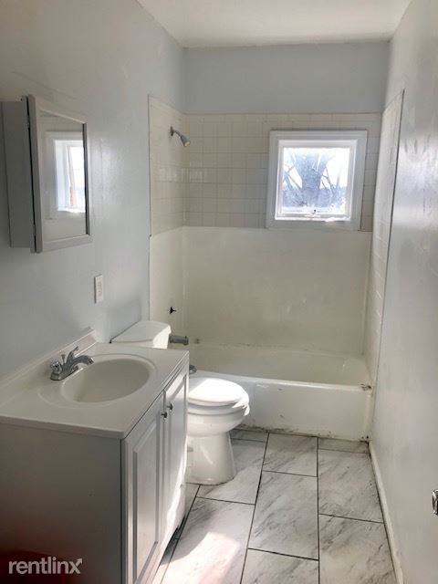 Building Photo - 3 br, 1 bath  - 127 Beacon Ave Unit 2