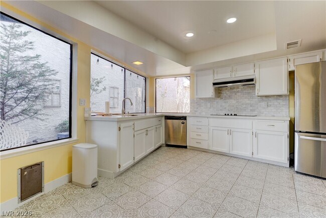 Building Photo - 2204 Plaza Del Robles