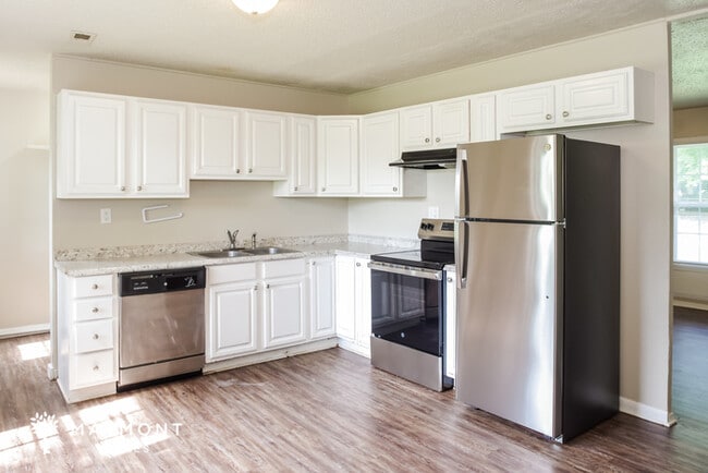 Building Photo - 2115 Fernbrook Dr NE