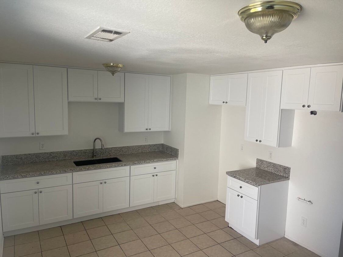 Primary Photo - 3 Bedroom/ 2 Bath fully updated with indoo...