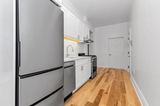 Building Photo - 331 W 16th St