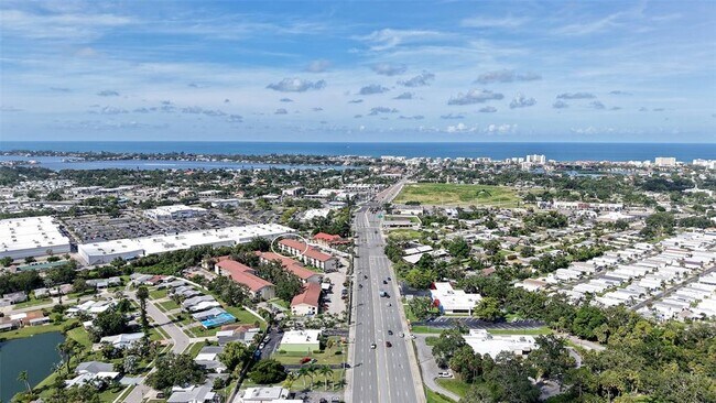 Foto del edificio - 2220 Stickney Point Rd