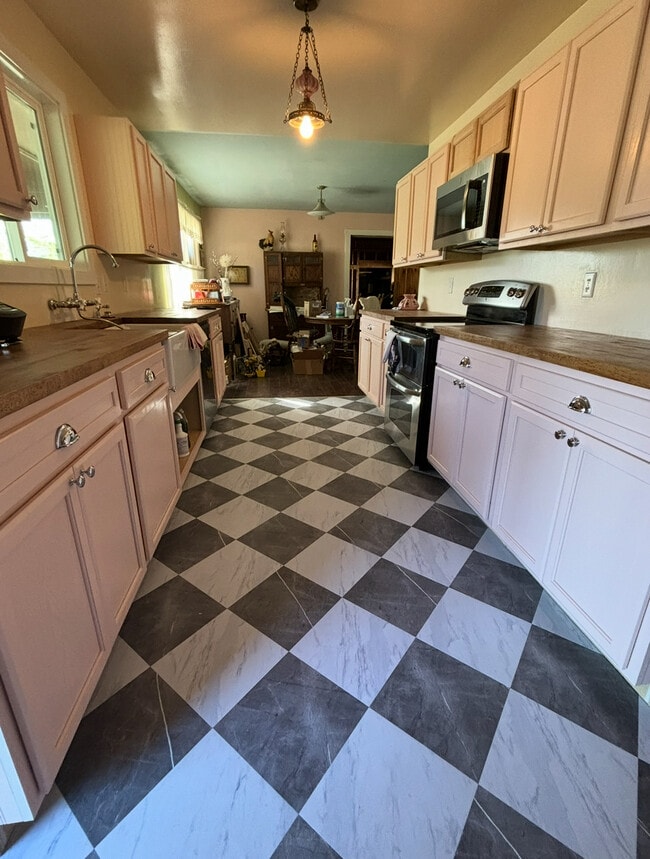 Brand new kitchen with eat in dining - 202 Hillcrest Dr
