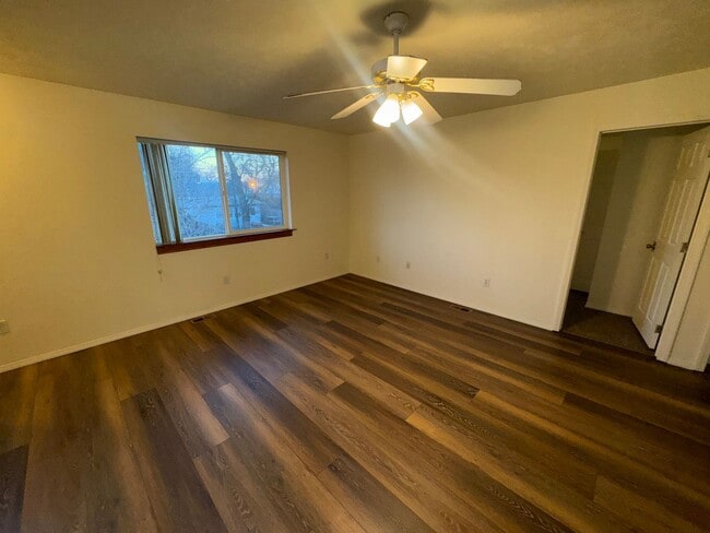 Building Photo - 807 E Mission Ave