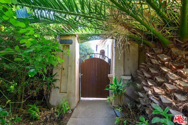 Foto del edificio - 805 N Poinsettia Pl