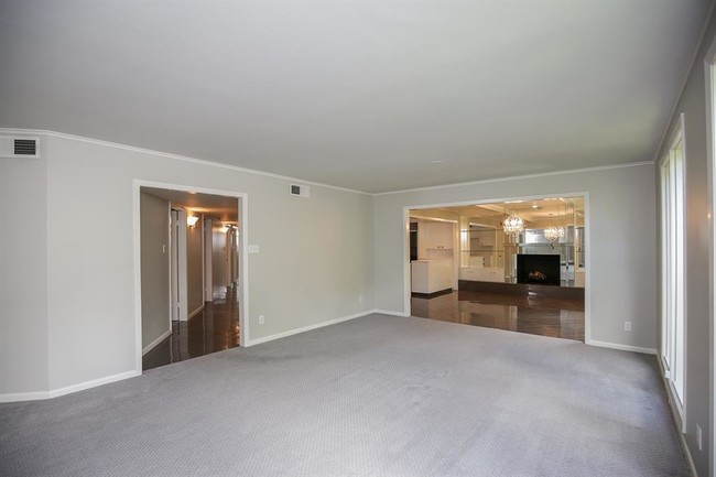 Foto del edificio - 6301 Deerwood Rd