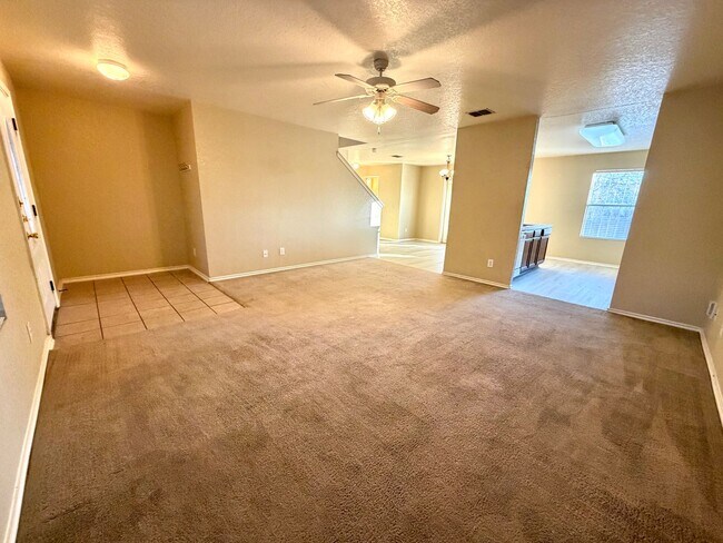 Foto del edificio - Spacious 3 Bed / 2.5 Bath Home with Large Yard & Lawn Care Included