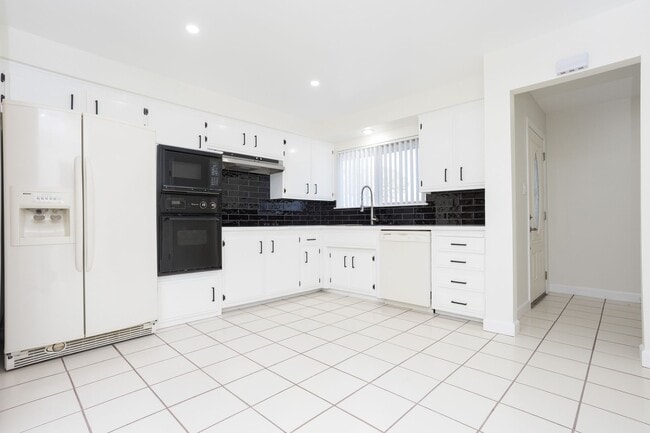 Building Photo - Beautifully Remodeled 3 Bedroom, 2 Bathroo...