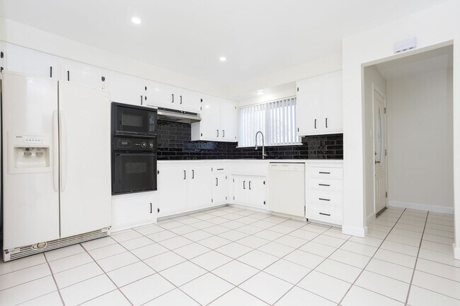 Foto del edificio - Beautifully Remodeled 3 Bedroom, 2 Bathroo...
