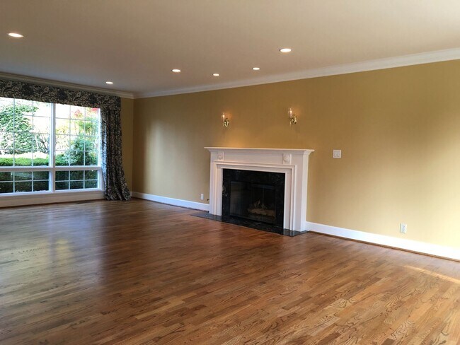Building Photo - Elegant and Luxury home in Medina, 5 bedro...