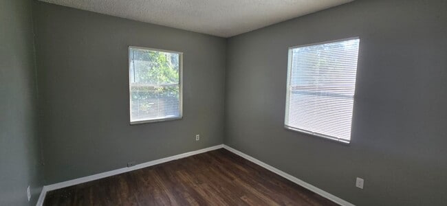 Building Photo - 3/1 Tampa Home ! Apply for FREE!