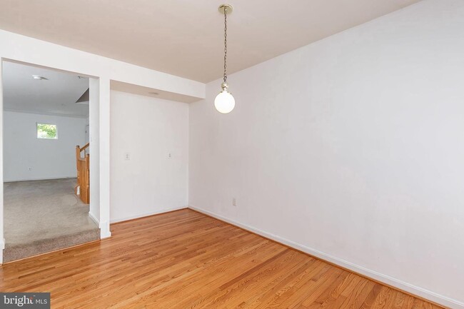 Foto del edificio - 419 Chadford Rd