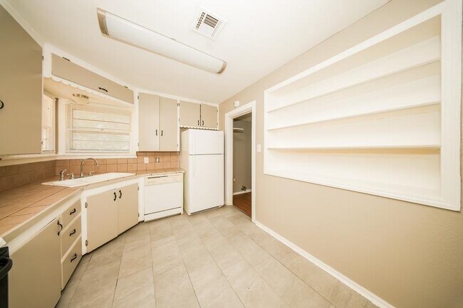 Building Photo - 2204 NW Denver Ave