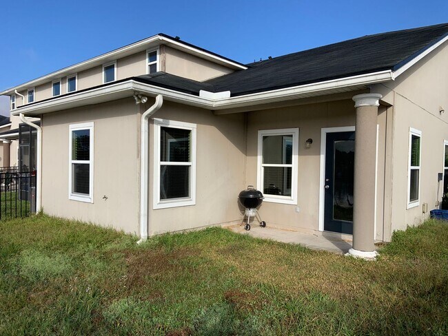 Building Photo - Gorgeous 3 Bedroom 2.5 Bath Townhouse at T...