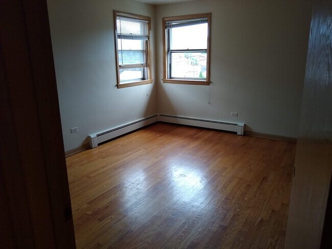Building Photo - 5240 N Oakview St