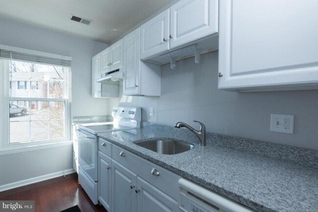 Building Photo - 3 Kingsbridge Ct