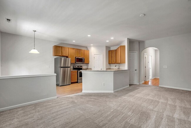 Building Photo - BEAUTIFUL TOWNHOUSE WITH COMMUNITY POOL