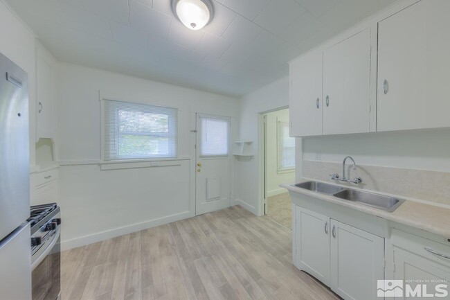 Building Photo - 1127 Buena Vista Ave
