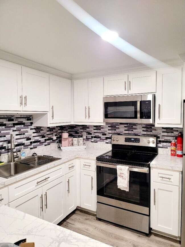 Building Photo - 1004 Pine St