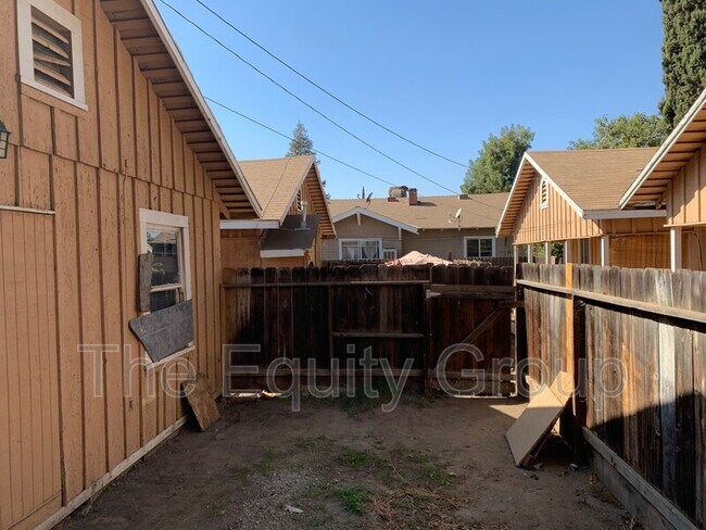 Building Photo - 928 W Goshen Ave