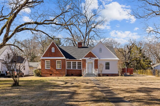 Building Photo - Gorgeous Brick Home, 4 Bedroom 2 Bath Avai...