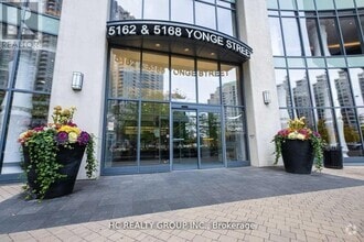 Building Photo - 5162-5162 Yonge St