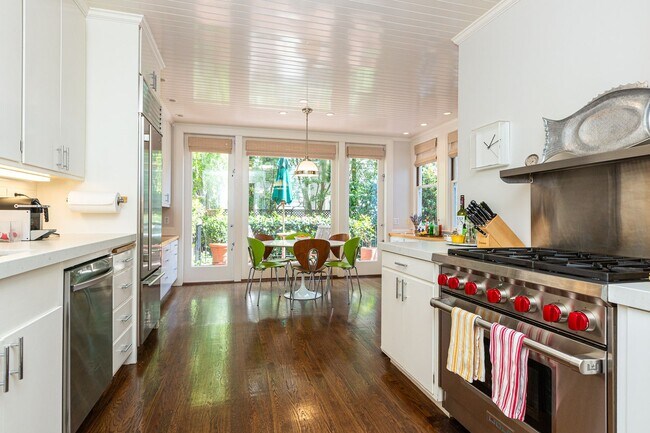 Foto del edificio - HUGE 5+BR/4.5BA Four Story Presidio Hts./ Laurel Village Home! Garage! Flat Yard!  PROGRESSIVE