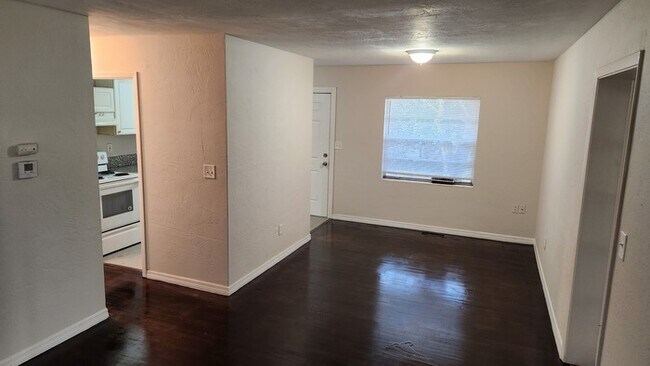 Building Photo - 405 W Winnemissett Ave, Deland, FL, 32720