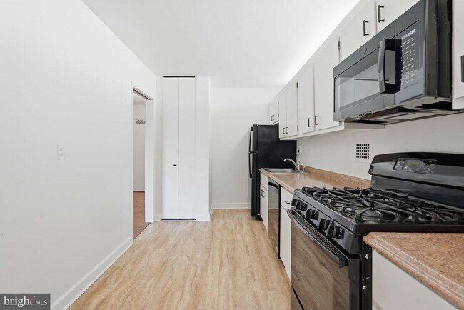 Foto del edificio - 5500 Friendship Blvd