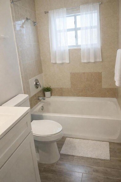 Building Photo - 1630 NW 52nd Ave