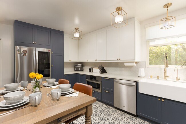 Building Photo - Beautiful 3 Bedroom Home in Prime North Hollywood Location