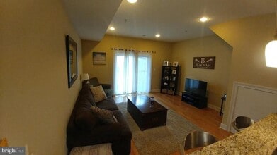 Building Photo - 827 Corinthian Ave