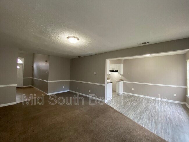Foto del edificio - 5576 Blossom Ln