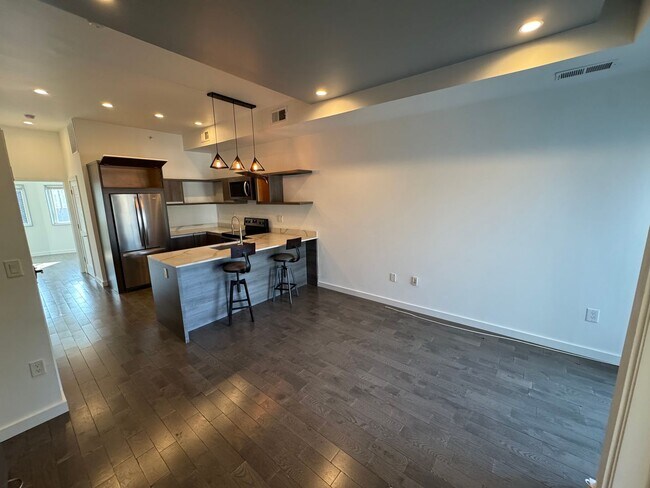 Foto del edificio - Luxurious 2-Bed/2-Bath Apartment Just Outs...