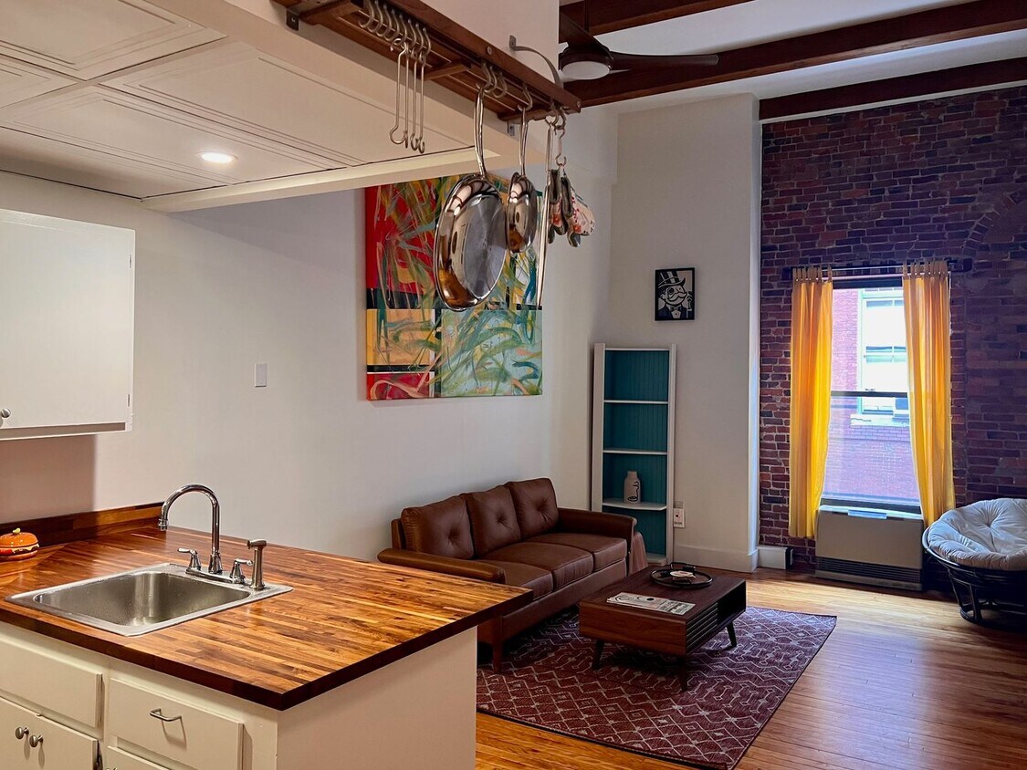 Foto principal - Historic, Fully Furnished Downtown Condo