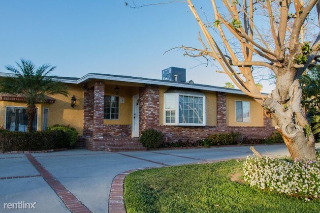 Building Photo - 19561 Lanark St