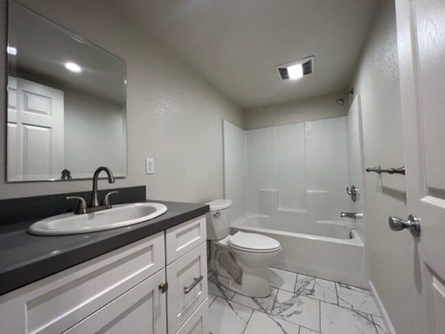 Foto del edificio - East Eureka! Top to bottom remodel, 2/1 house w/ garage