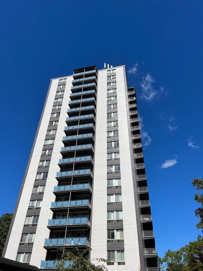 Building Photo - 1800 Roundhill Rd