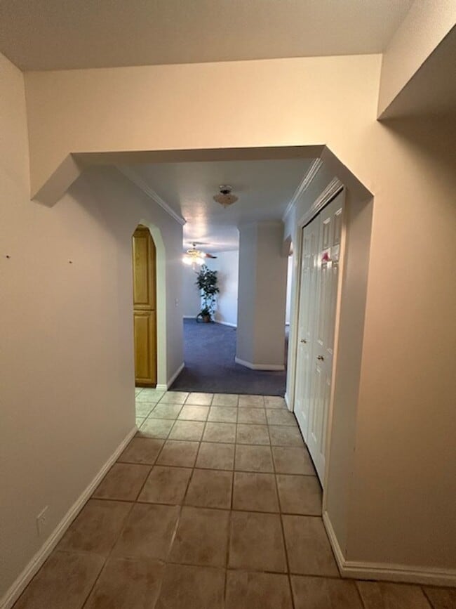 Building Photo - 3 Bedroom / 2 Bathroom in Swiss Oaks, Midway!